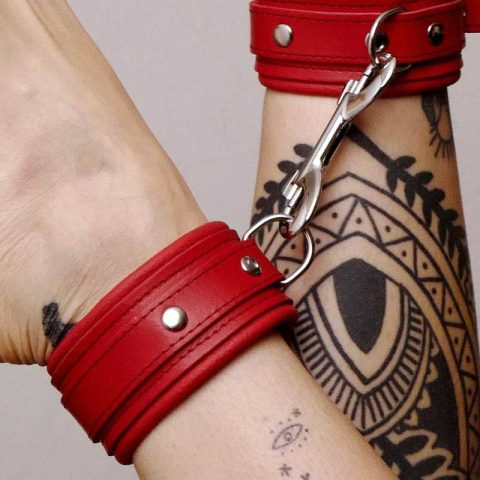 Chevillères en cuir molletonné rouges et attaches argentées