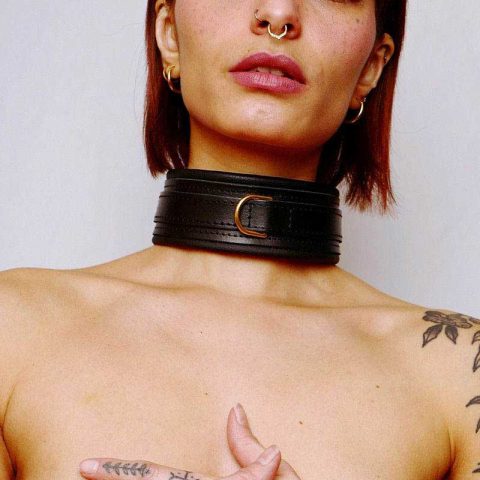 Collier en cuir molletonné et attaches Dorées
